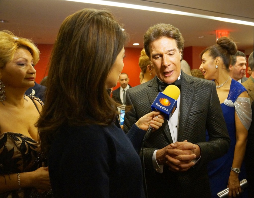 Televisa en la ceremonia celebrada en 2015 entrevista a Fernando Allende.